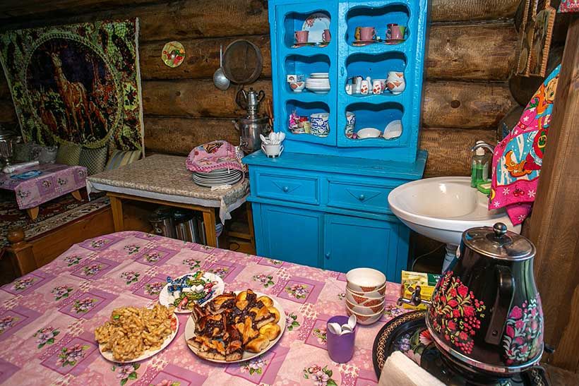 стол с угощениями в летней кухне усадьбы чатского татарина